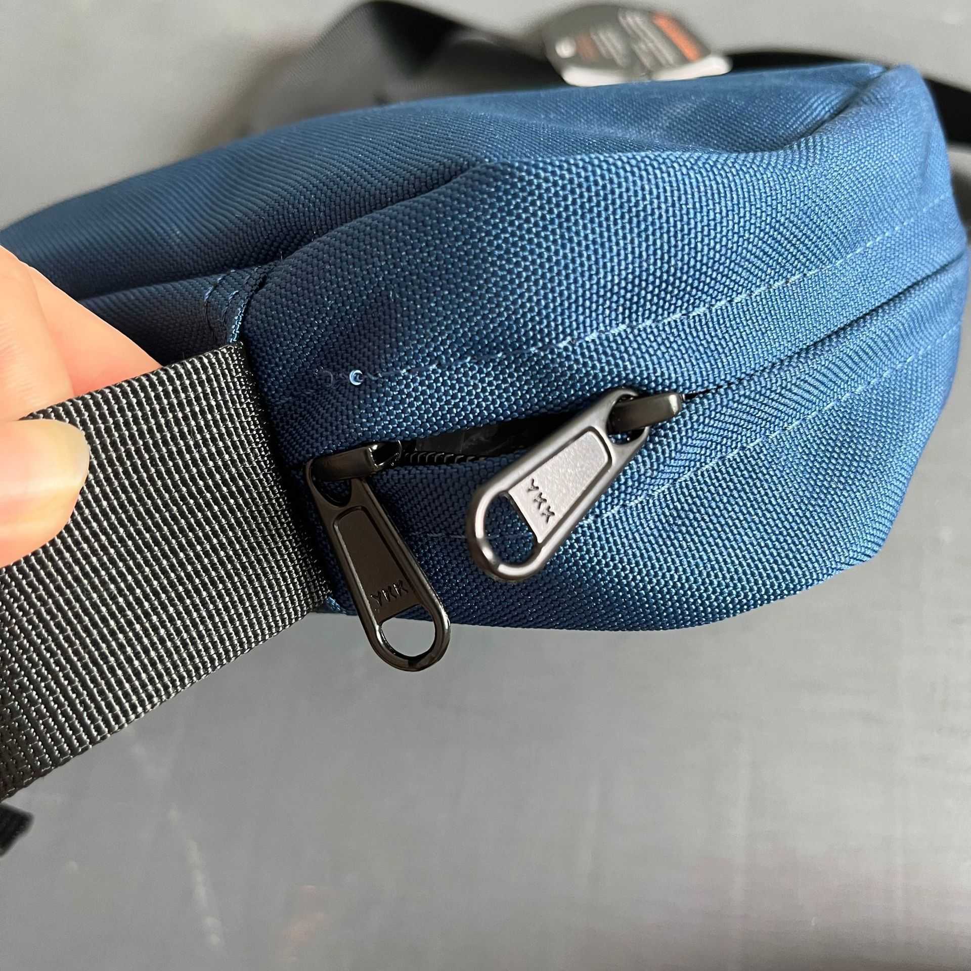 Designer Carhartbag Bag Carha Day Packs WIP broderad telefonnyckel Crossbody Bag för män och kvinnor Enkel axel liten fyrkant