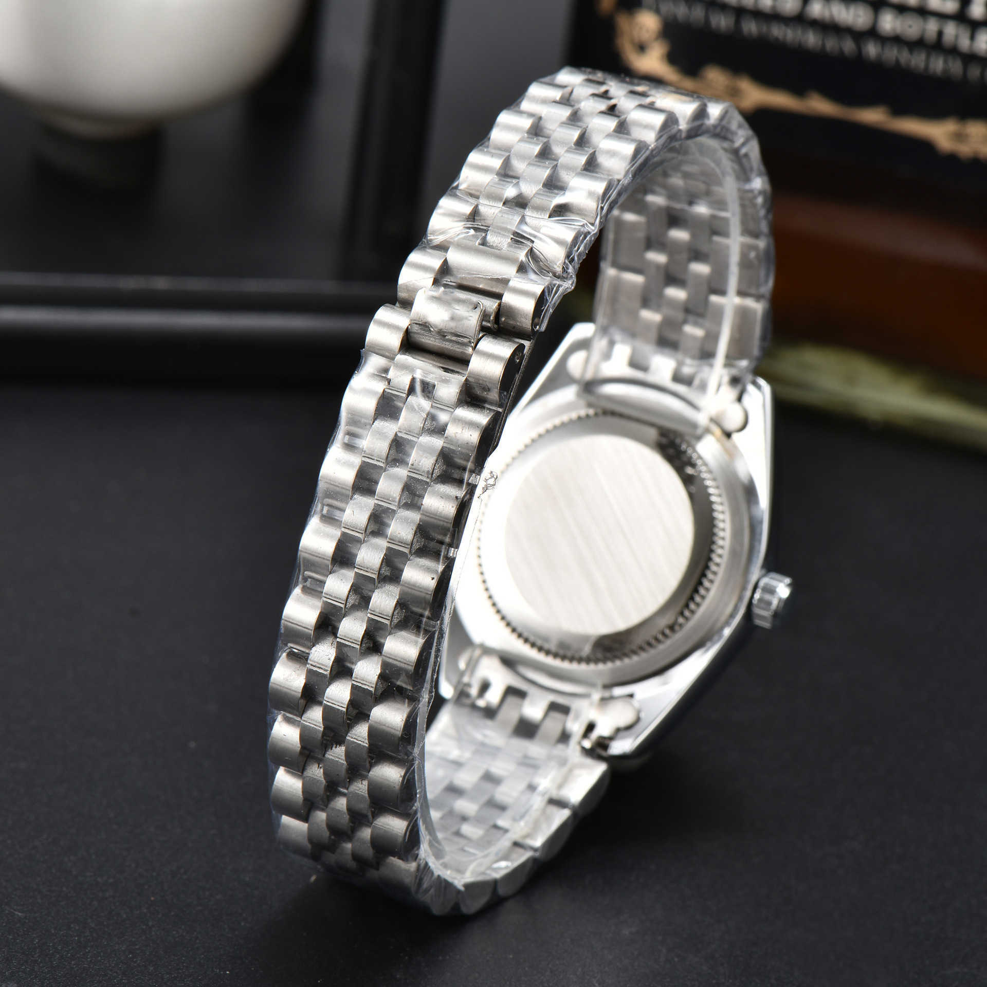 Designer Lao Family Quartz New Hot Selling Calender Night Glow Business Womens Watch