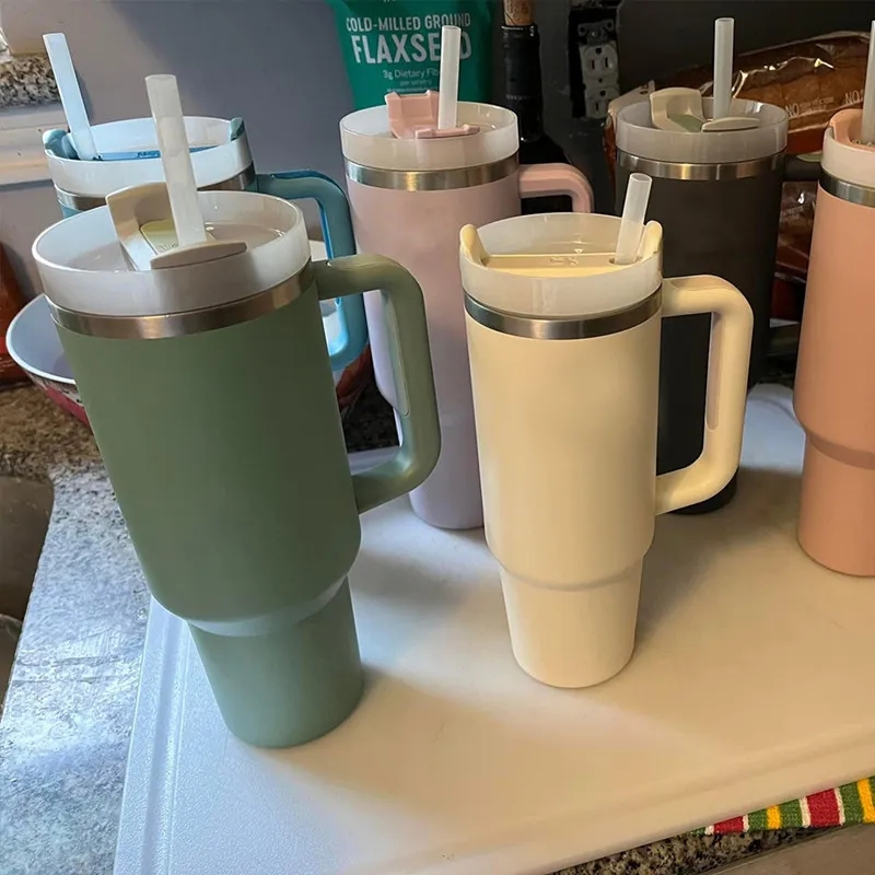 Amazon est spécialisée dans les tasses de voitures en acier inoxydable de 40oz, tasses isolées sous vide de grande capacité, tasses à poignée à double couche portable extérieure