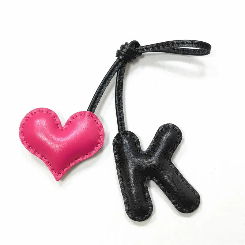 Lettera inglese K con love Heart Leather Keychain Nome puro donne cucite a mano da donne borse zaino ciondolo 240402