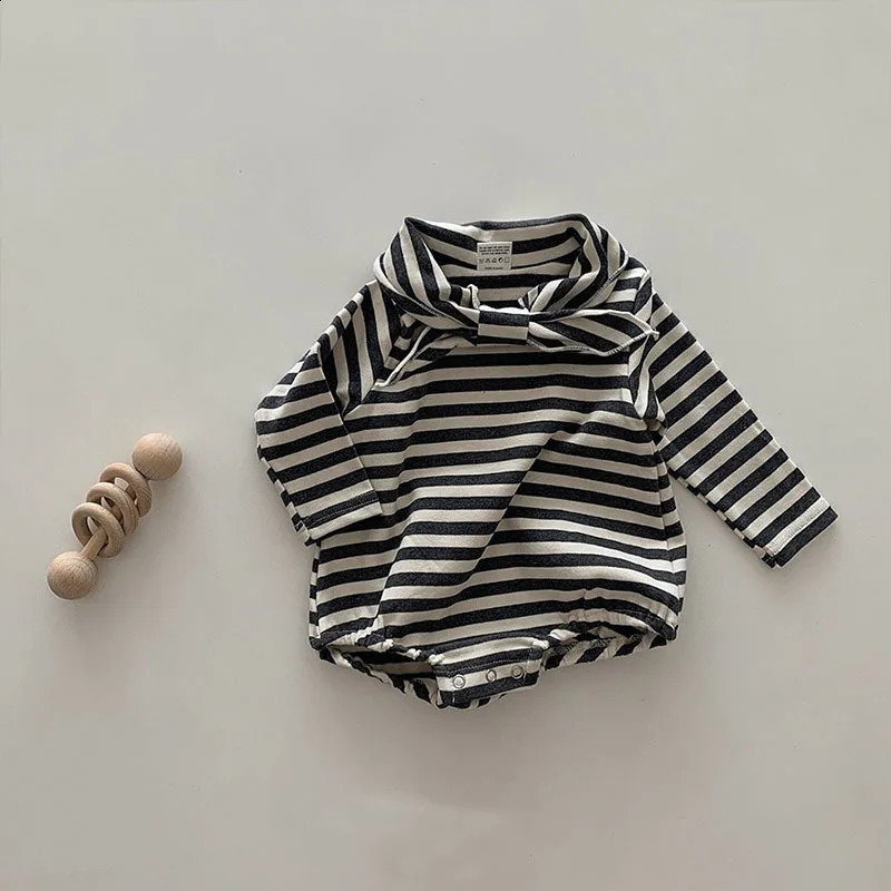 0-2y född baby mode randig bodysuit småbarn flickor söt fjäril krage jumpsuit barn pojkar enkel bomullsdräkt 240325