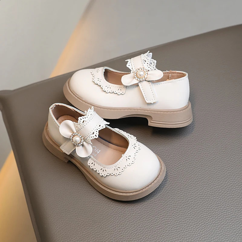 Girls Pearls Casual Shoes Baby Childrens Soft Sole Bow Princess Shoes Little Lovely Heart Performance Shoes with Lace 240326