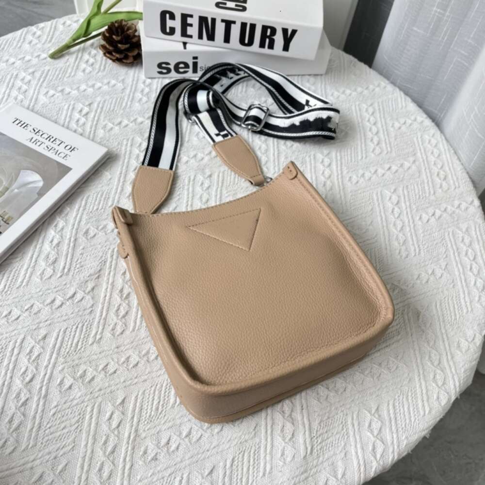 O designer de bolsa de couro vende bolsas femininas novas com 50% de desconto e bolsa crossbody bag nova ombro de grande capacidade para mulheres simples de moda simples