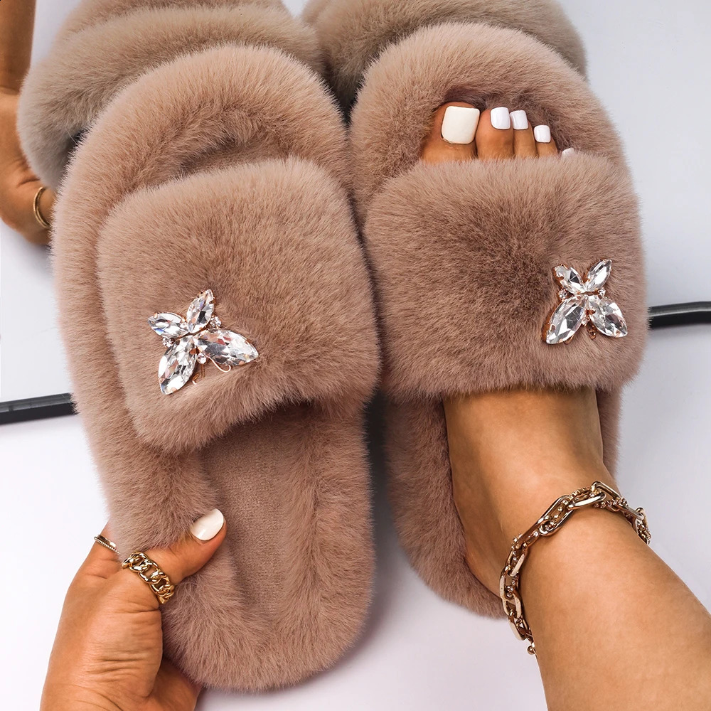 Kvinnor fluffiga tofflor designer päls glider kristallfjäril faux päls sandaler glitter rostonplattform tofflor kvinnliga skor 240322