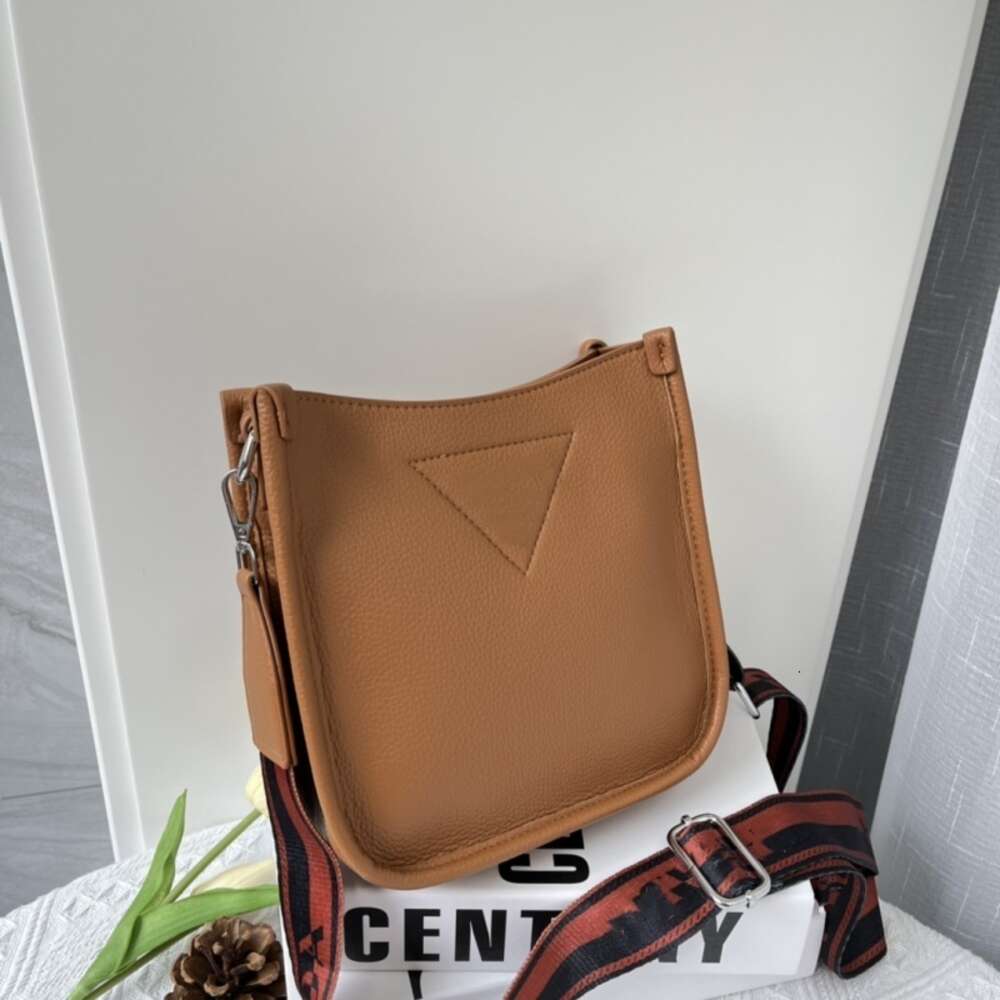 O designer de bolsa de couro vende bolsas femininas novas com 50% de desconto e bolsa crossbody bag nova ombro de grande capacidade para mulheres simples de moda simples