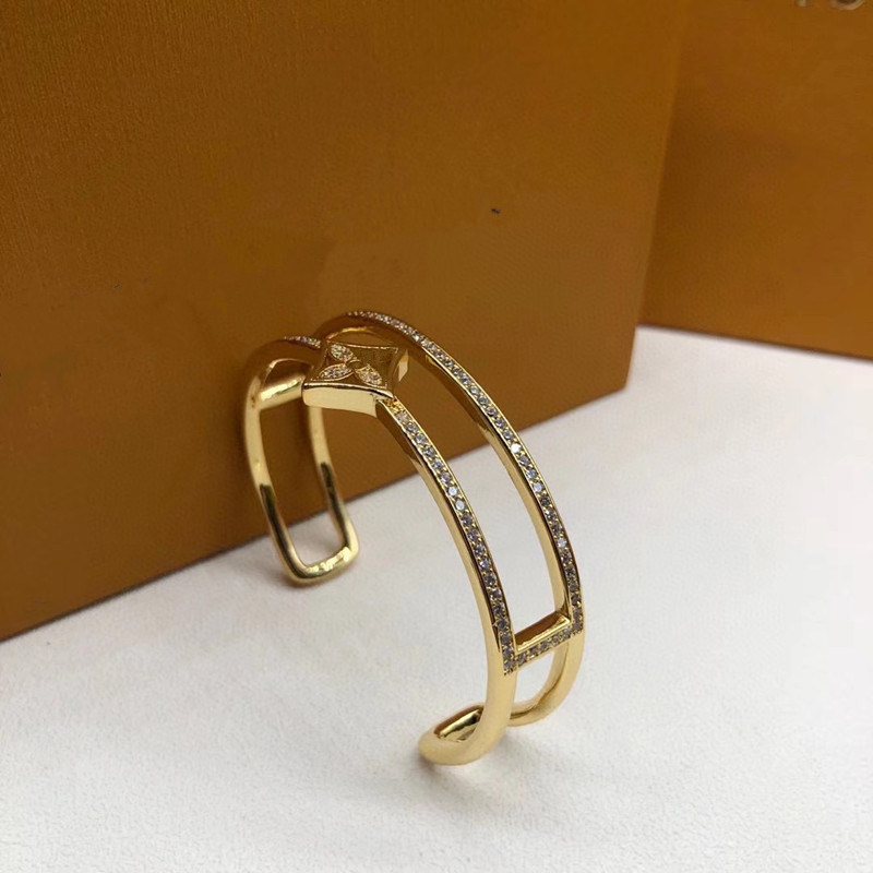 Med låda lyxdesigner Bangle Diamond Flower Armband för kvinnor manschett armband 18k guld titan stål armband smycken valentins dag gåva