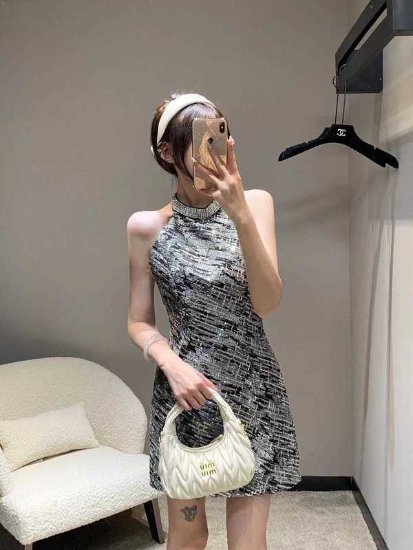 기본 캐주얼 드레스 디자이너 2024 이른 봄 새로운 유명 인사 작은 서있는 목마 딩 다이아몬드 장식 패션 단순 민소매 부부 J00