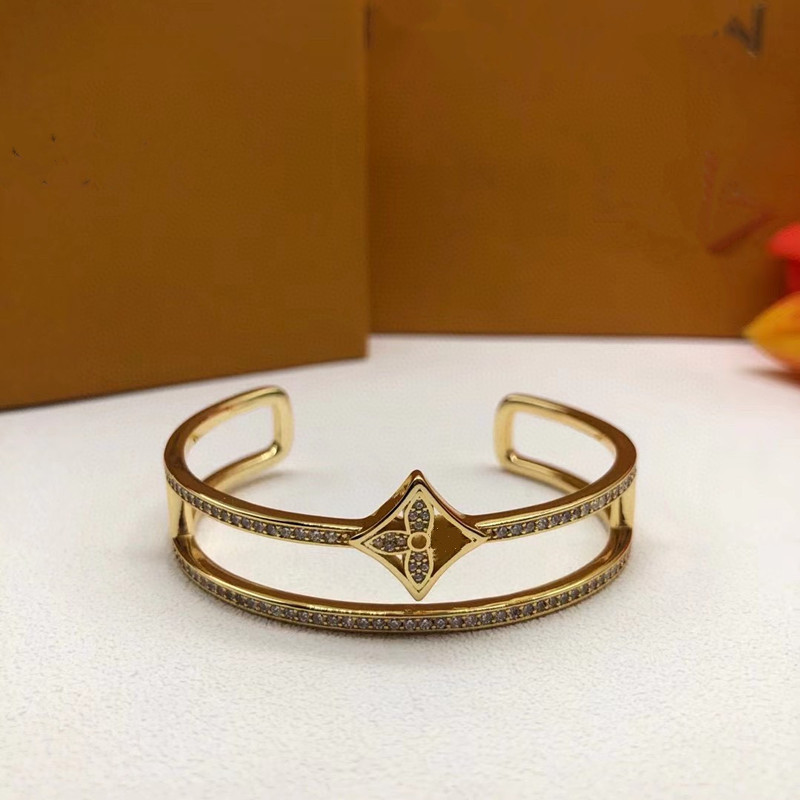 Med låda lyxdesigner Bangle Diamond Flower Armband för kvinnor manschett armband 18k guld titan stål armband smycken valentins dag gåva