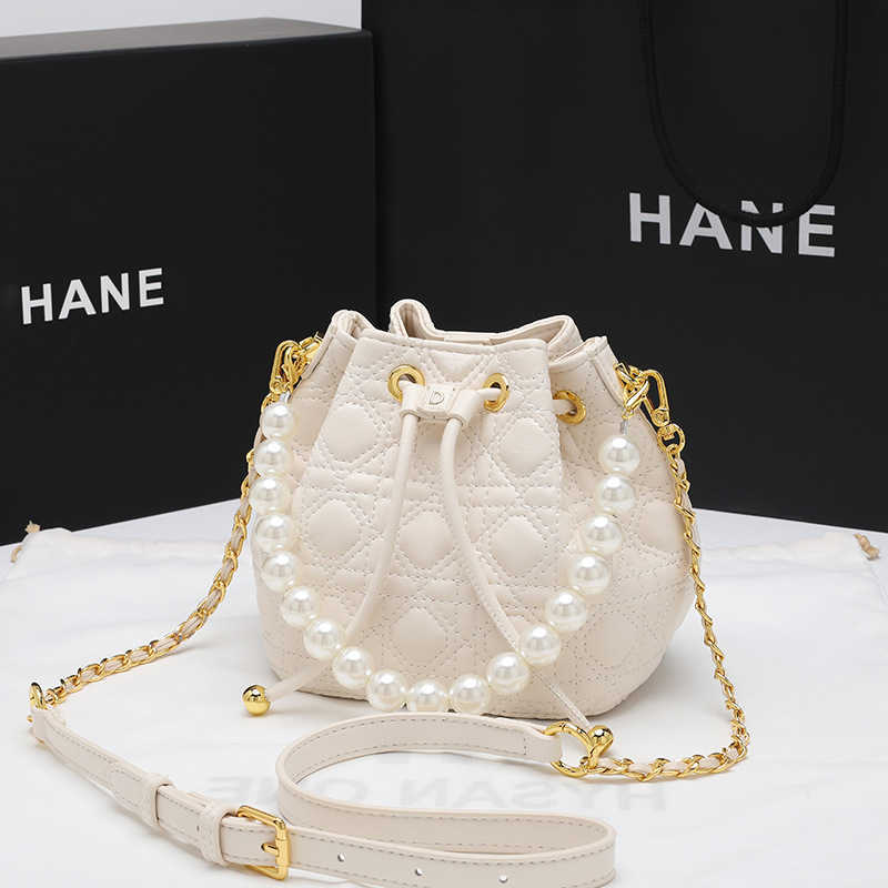 Sac en cuir Femmes 2024 Nouveau mini seau en cuir tiktok diamant petite chaîne de perles de parfum