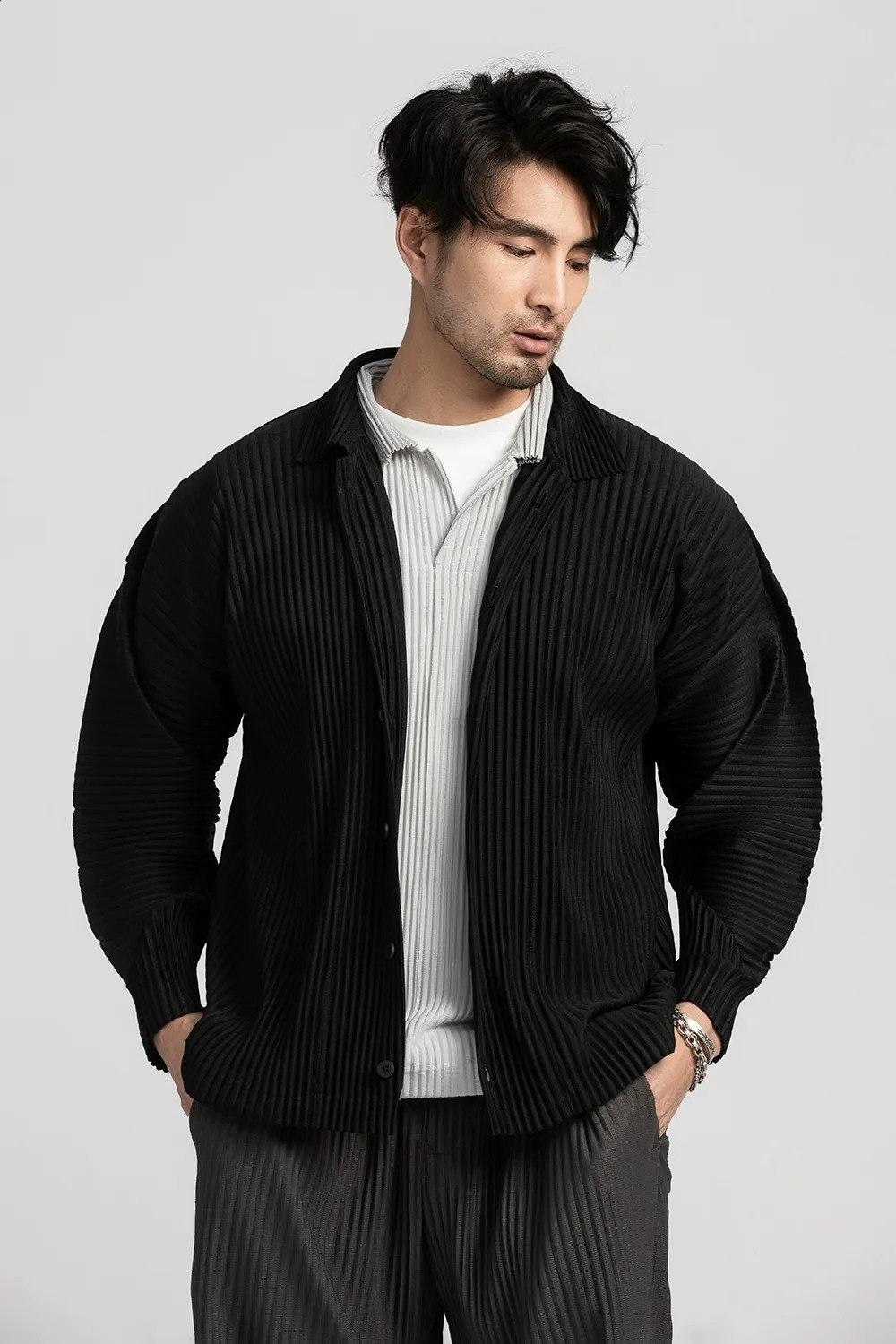 Camicia pieghettata miyake manica lunga nera t uomo cappotto casual giapponese streetwear cardigan abbottoni 240322