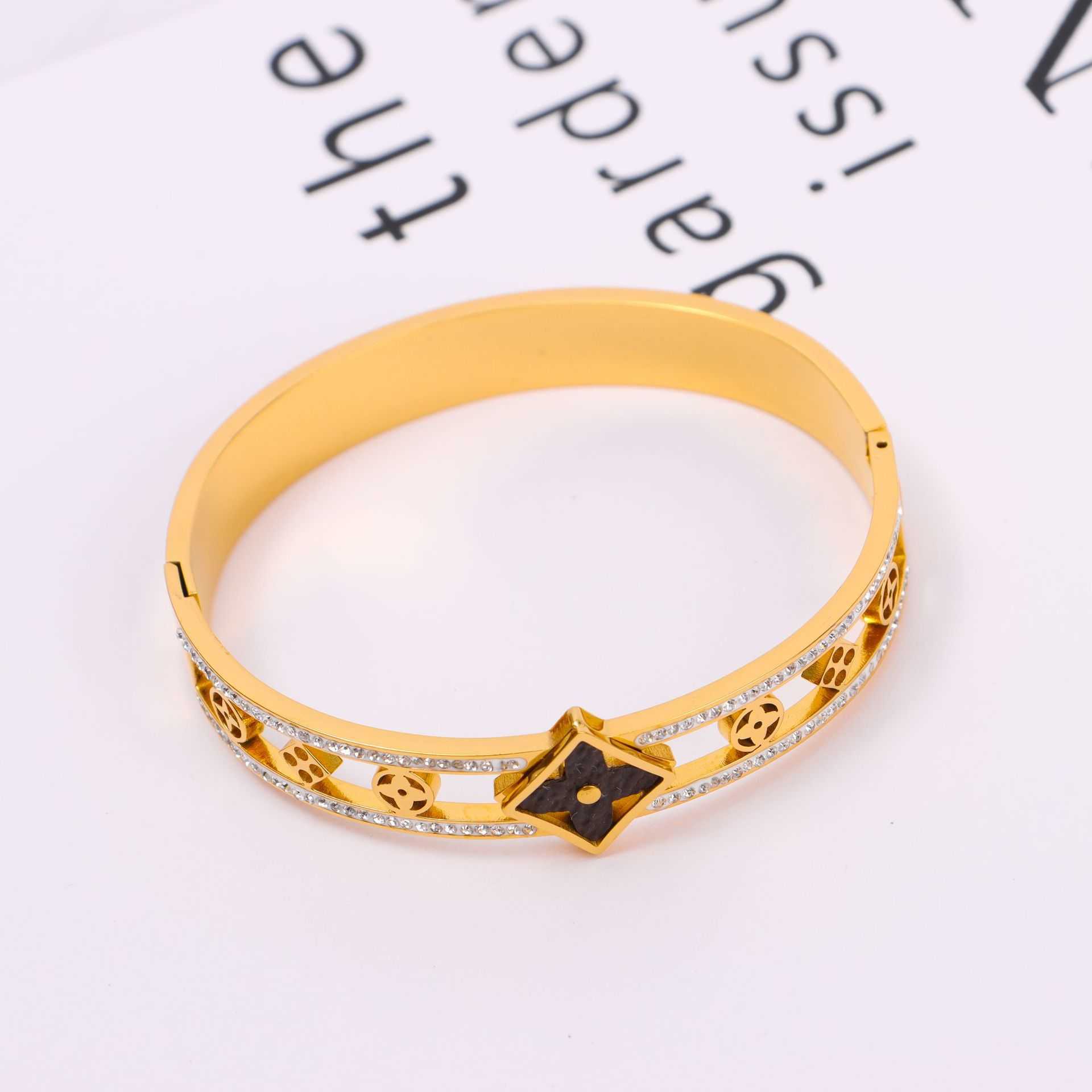 Vans Fashion Hot Clover New Letter Bracelet Titanium Steel 18k Gold Vacuum Electroplated Bracelet