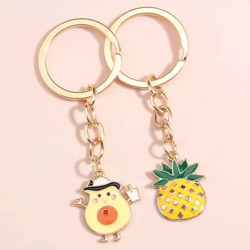 Keychains Lanyards 2st Söt fruktnyckelringananas avokado nyckelring emaljkedjor för kvinnor män vänskap gåvor diy handgjorda smycken q240403