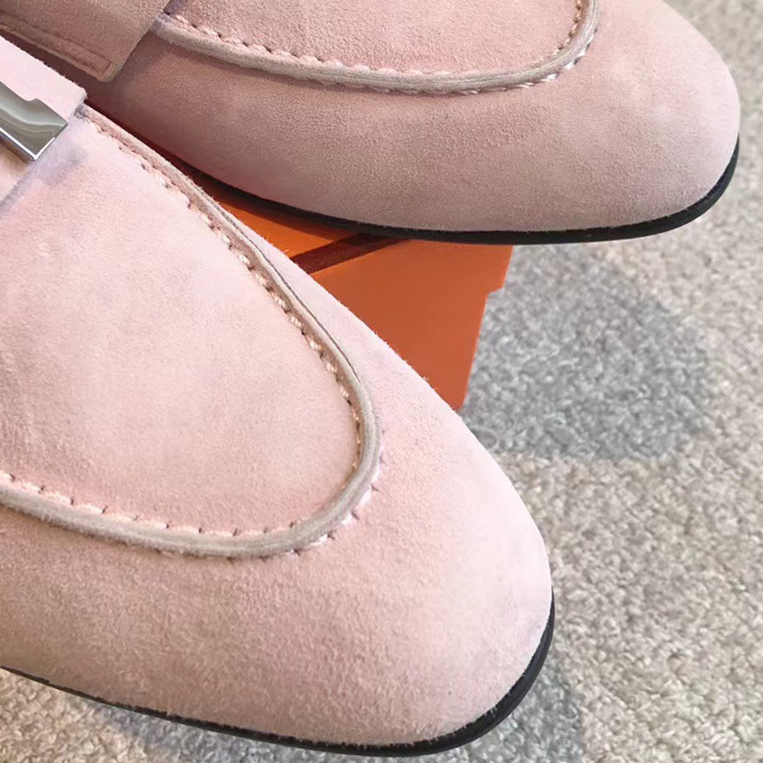 Modeontwerper Lady Shoes Loafer in suede geitenhil voor een chique look zwarte lambskinein binnenzool en voering Bleu Ciel Rose Porcelaine vert Toundra