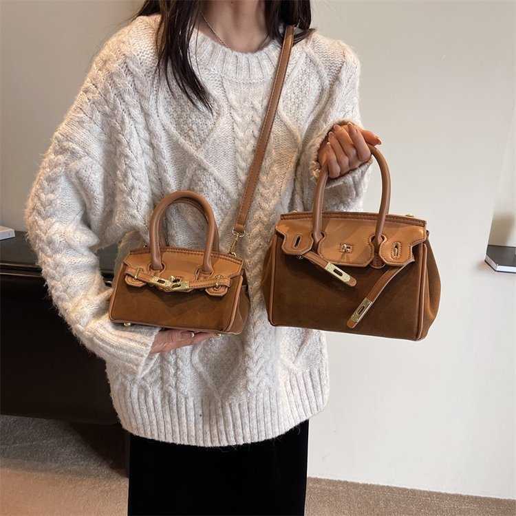 가을 겨울 여성 크로스 바디 백을위한 고급스러운 새로운 크기와 세련된 핸드백이있는 여성 가방