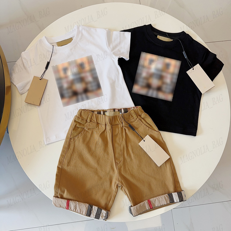 Top de qualité Kids Designer Summer Summer Boys Child T-Shirts Shorts Classic Cassoron à manches courtes Collocation gratuites Ensembles de vêtements 90-150