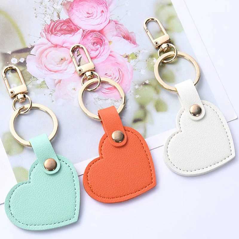 Keychains Lonyards en cuir coeur en forme de clé de trèfle en forme de chariot pour femmes pour femmes clés de la maison de charme pack pendentif cadeau Q240404