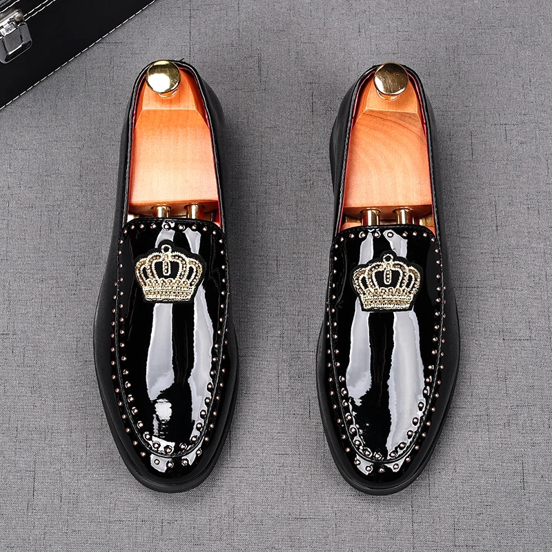 Fashion Men's Black Rivet Embroidery Patent Leather Oxford Flats Casual Shoes Male Homecoming Wedding Dress Zapatillas Hombre