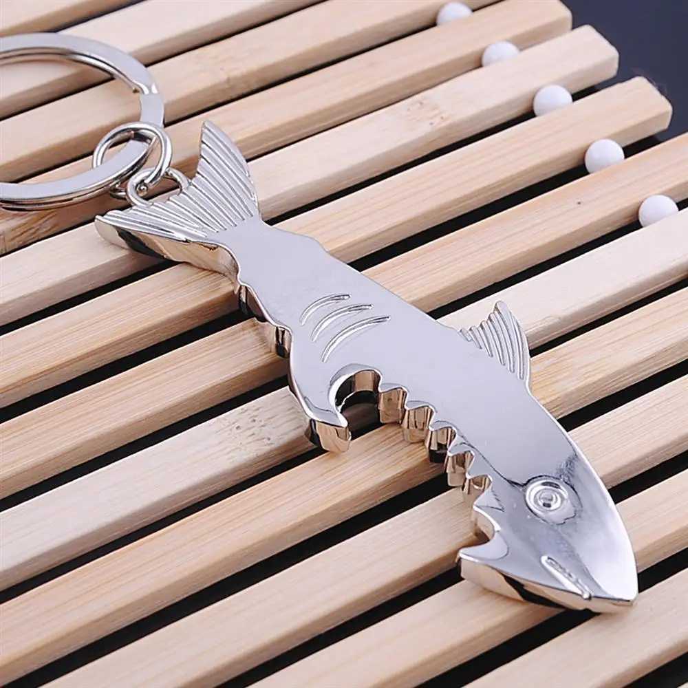 Keychains Lanyards Nieuwe metalen haaienopener Keychains Men Women Key Holder Bag Charm Ocean Wereldauto Key Ring Best Party Gift Sieraden K2019 Q240403