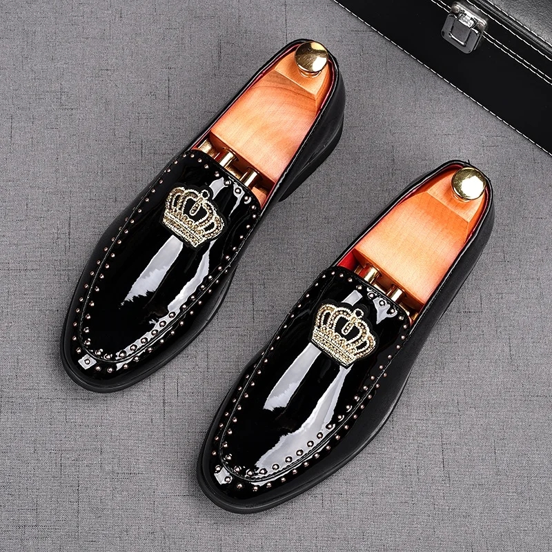 Fashion Men's Black Rivet Embroidery Patent Leather Oxford Flats Casual Shoes Male Homecoming Wedding Dress Zapatillas Hombre