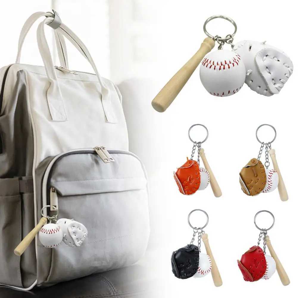Keychains Lonyards Mini Baseball Bat Glove Glove Gants Gants en bois porte-clés de sport Car Pendant Christmas Chain Key Gift Q240403