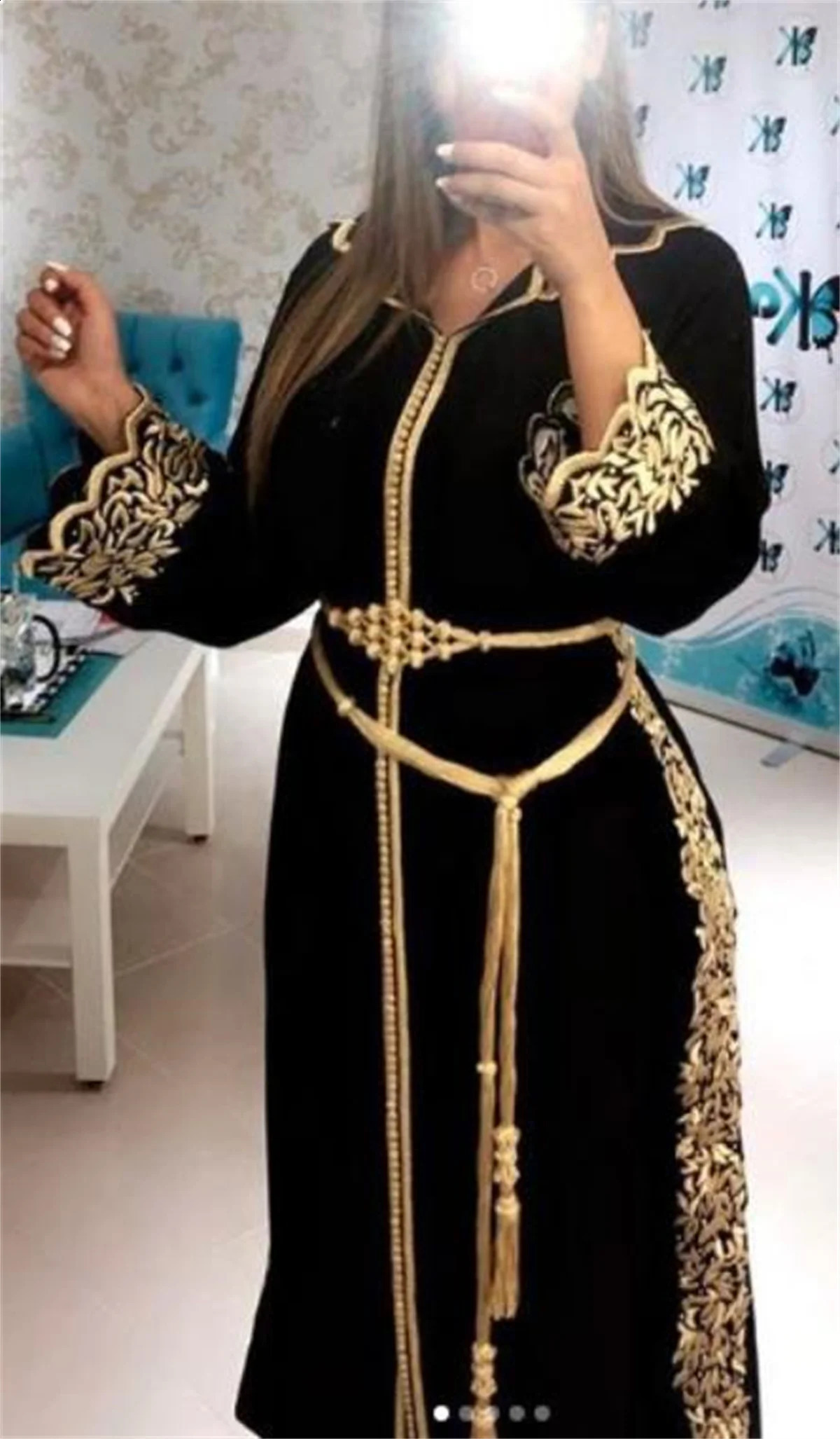 Soirée V-colme à manches longues Gold Applique Robe Black Robe Perle Marocain Kaftan Robe arabe Robe haute broderie en dentelle personnalisée 240326