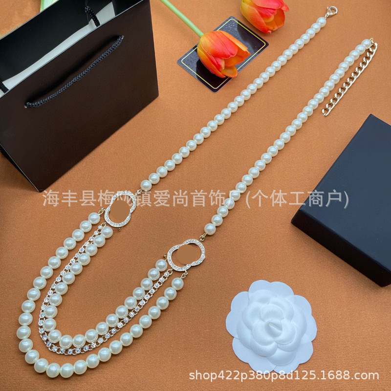 Colliers pendants européens et américains à la mode et élégants Les dames peuvent choisir des colliers de perles de diamant placés dans le palais