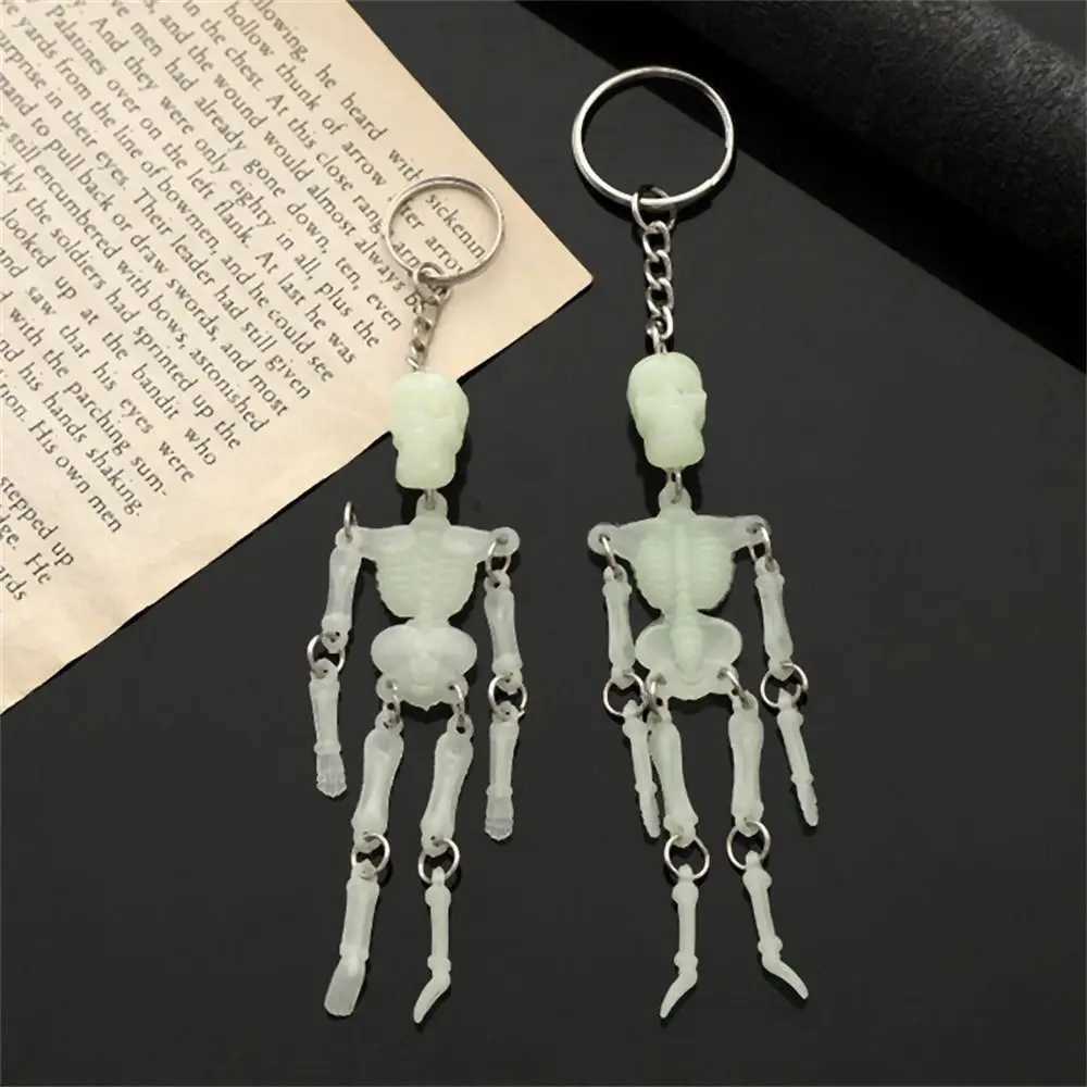 Keychains Lanyards Luminous Skull Nyckelringbil Multi Joint Gothic Horror Pendant Halloween Ghost Jewelry Par Gift Q240403