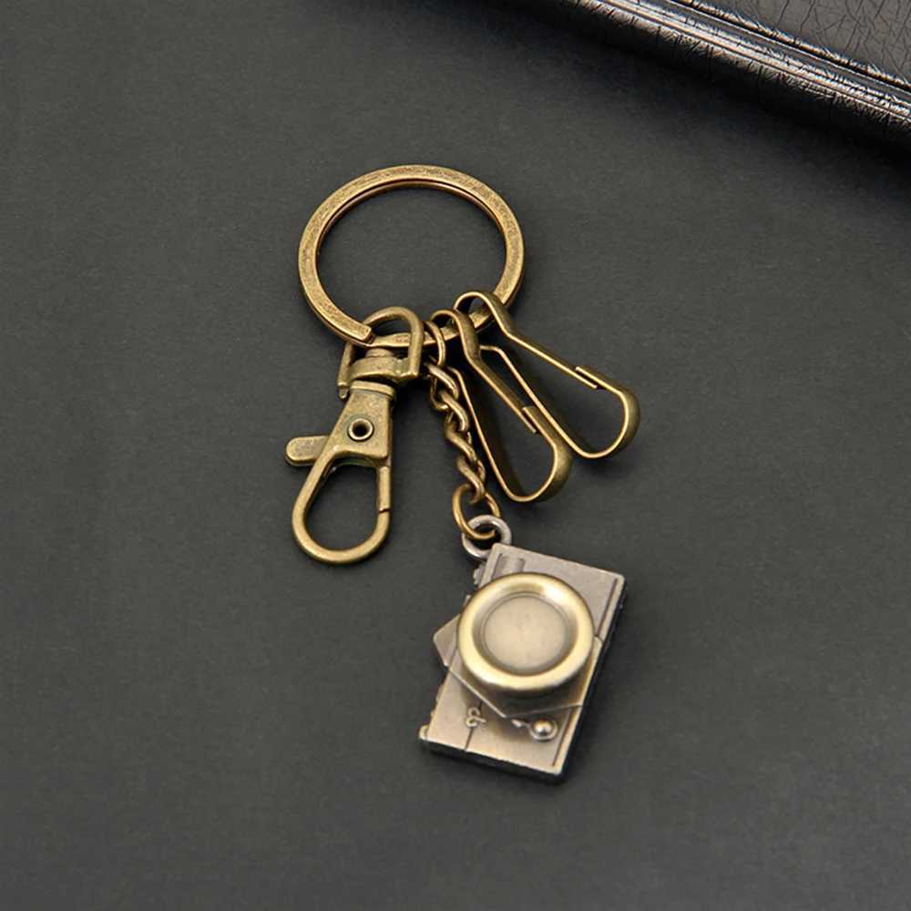 Keychains Lanyards Mini Retro Retro Bronze Metal Car Keychain Multi Camera String Mens Pendant Creative Gift Bijoux Q240403