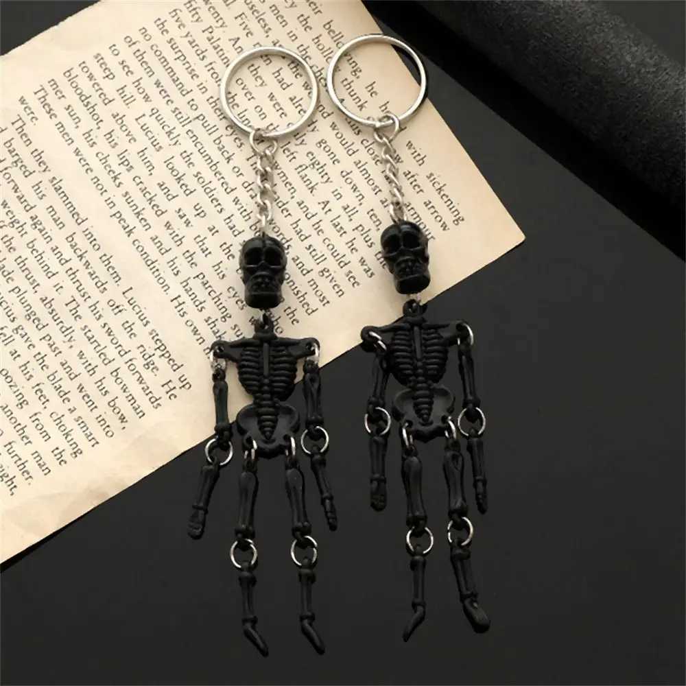 Keychains Lanyards Luminous Skull Nyckelringbil Multi Joint Gothic Horror Pendant Halloween Ghost Jewelry Par Gift Q240403