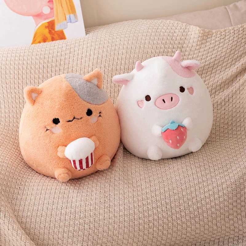 Film TV Plushing Toy Strawberry Cow Plush Toys Kawaii Cow Animals Squady Bambola Squishy Cute Cat Plush Morb Kawaii Kitten Plushellone Puscia con popcorn 240407