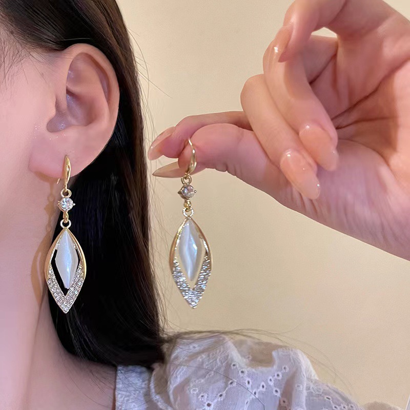 Version coréenne des boucles d'oreilles en pierre de pierre de conception de diamant de luxe légère à la mode Niche Niche Rétro