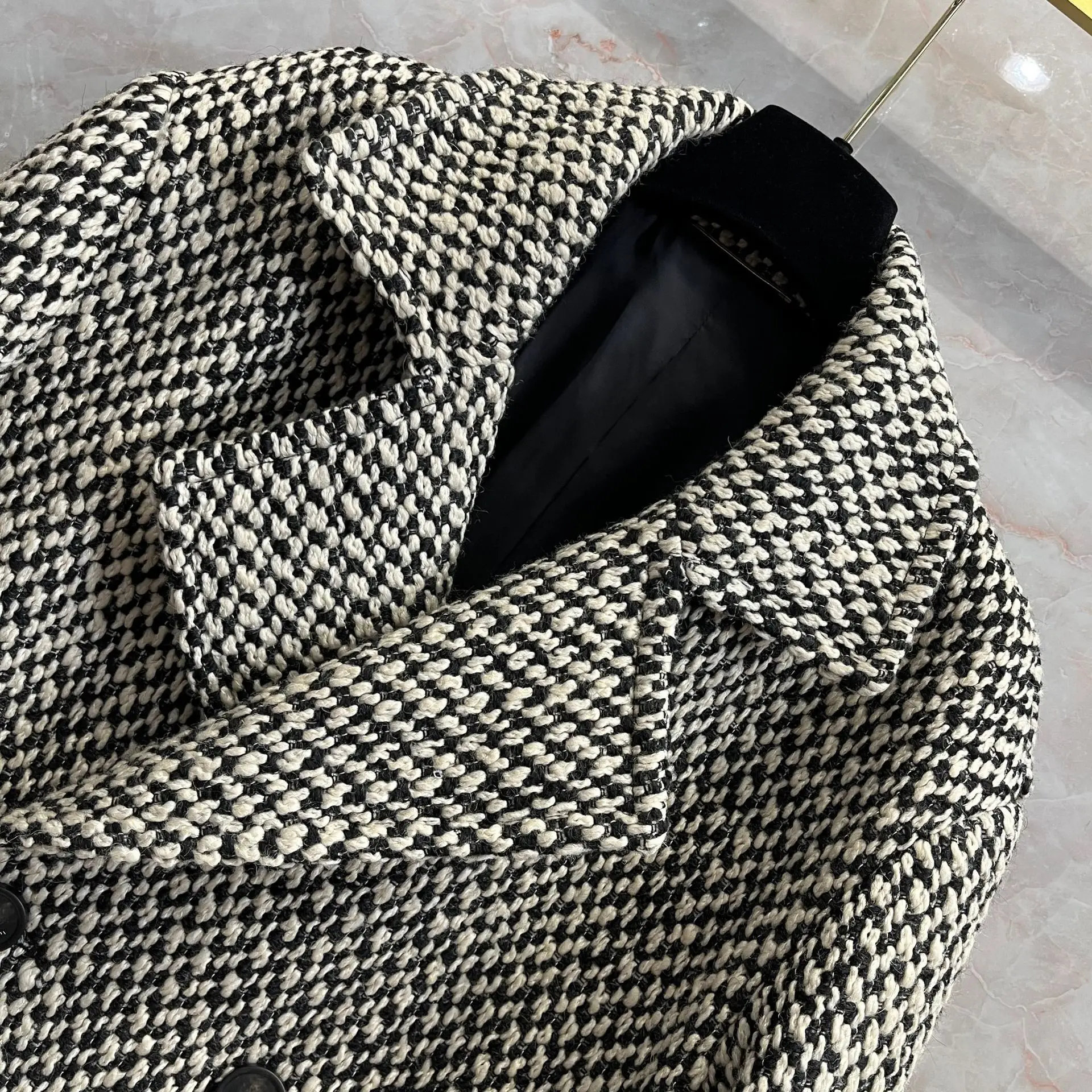 2024 Winter New Women's Black and White Checkered Retro Knitted Silhouette Wool Tweed Medium Length Loose Suit