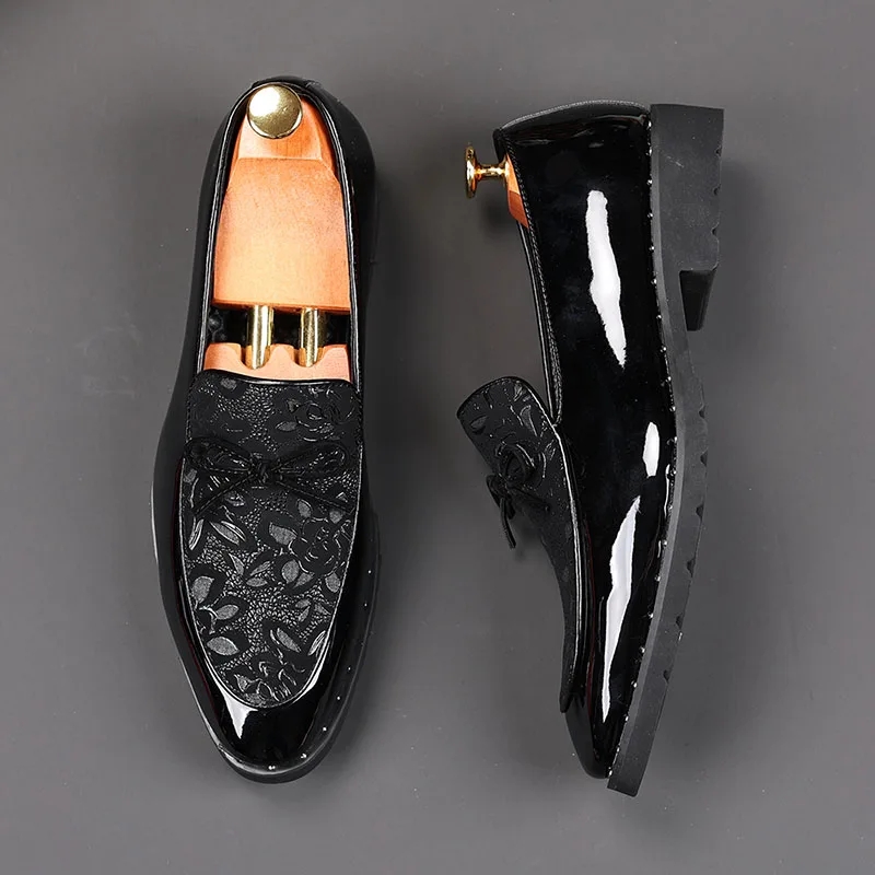 Мода мужская черная металлическая пуговица Патентная кожа Оксфордские квартиры повседневная обувь мужчина для дома свадебное платье zapatillas hombre