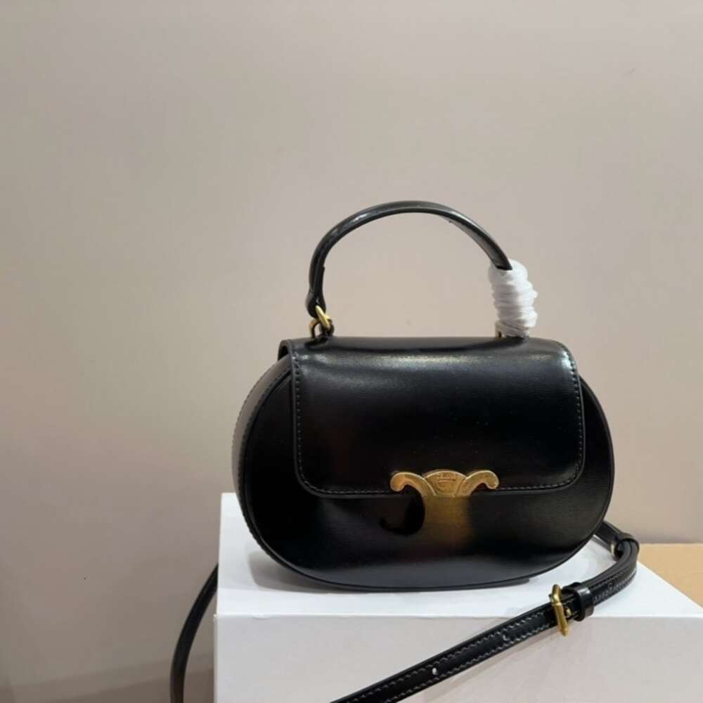 Fabriken säljer högkvalitativa handväskor Real Leather Mouth Röda kuvert Triumphal Arch Saddle Bag Mini Small 2024 Ny hörlurshandhållare Messenger