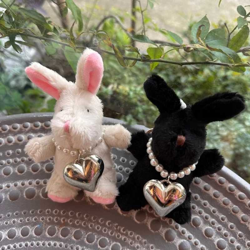 Keychains Lanyards Fashionable Rabbit Keychain Black/White Cartoon Heart shaped Pendant Keyring Handmade Plush Doll Decorative Bag Key Q240403