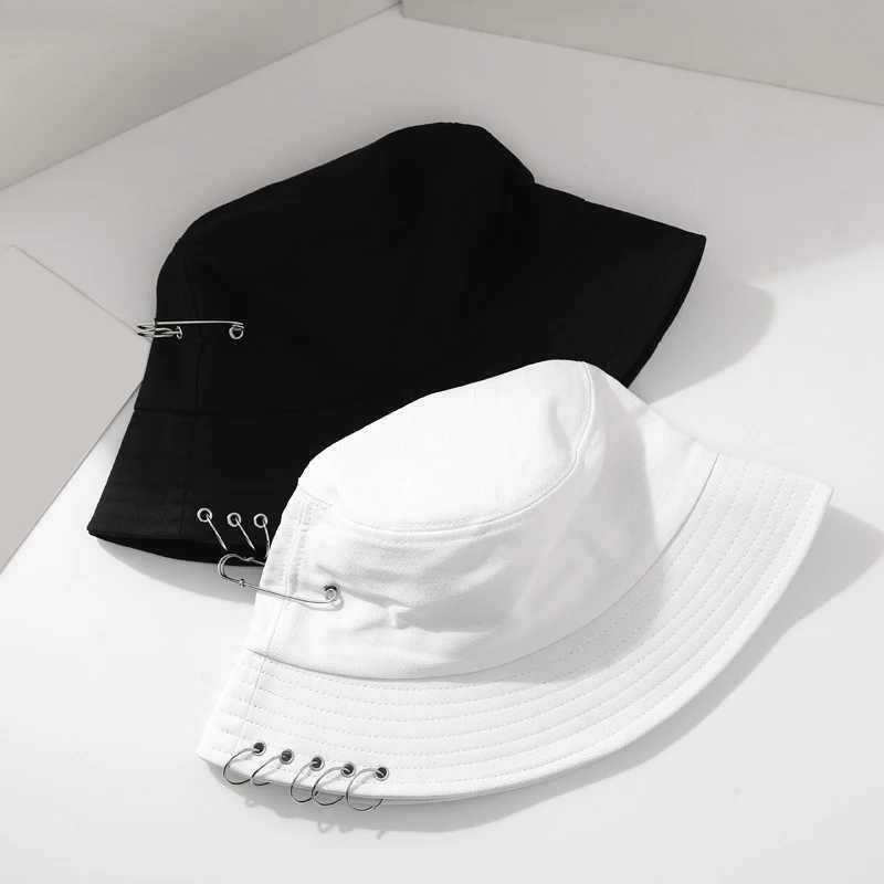 Wide Brim Hats Bucket Fashion Brooch Hoop Womens Hat Punk Hip Hop Black and White Mens Fisherman Summer Leisure Street Clothing Panama Girl Q240403