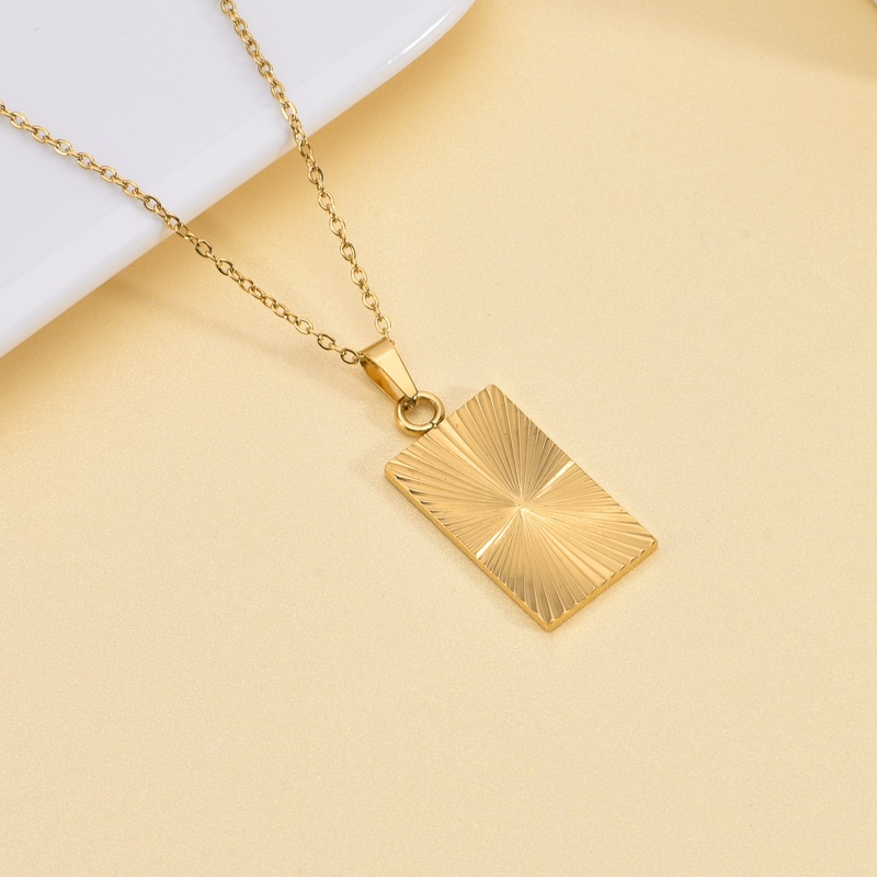 Trendig krimpad guld titanstål dubbel bärt halsband glänsande chic design elegant hållbarhet