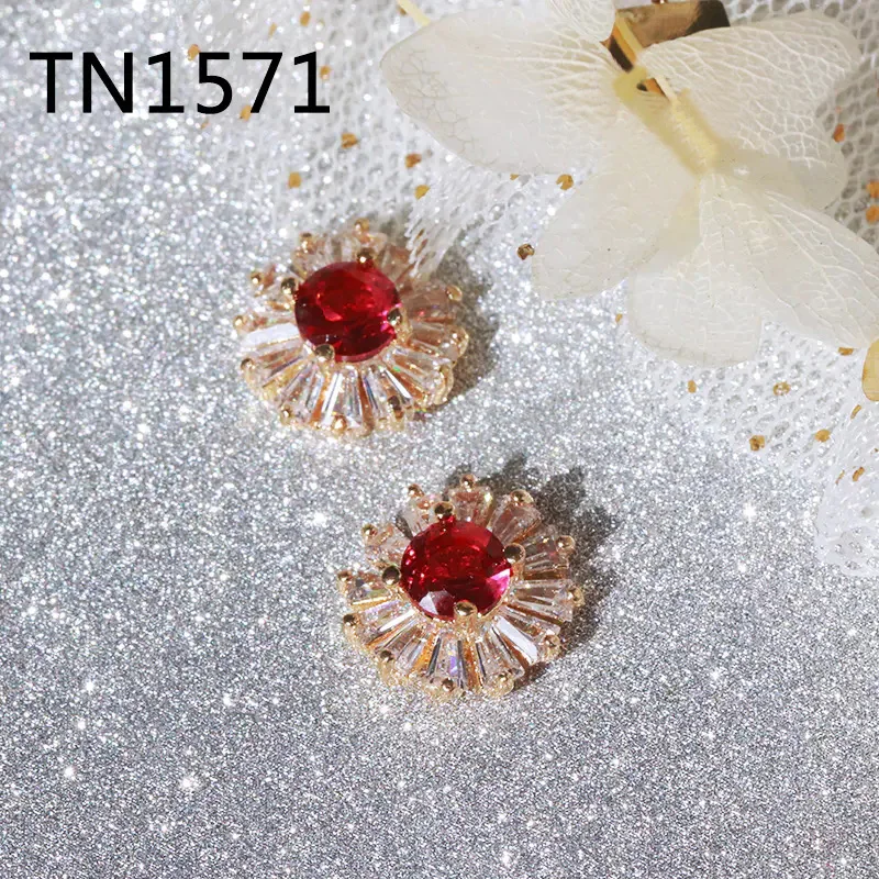 Decoraties 10 stks3d Sun Flower Zirkon Nail Art Parts Crystals Rhinestones Sieraden Leveringen Nagels Accessoires Decoraties Charms