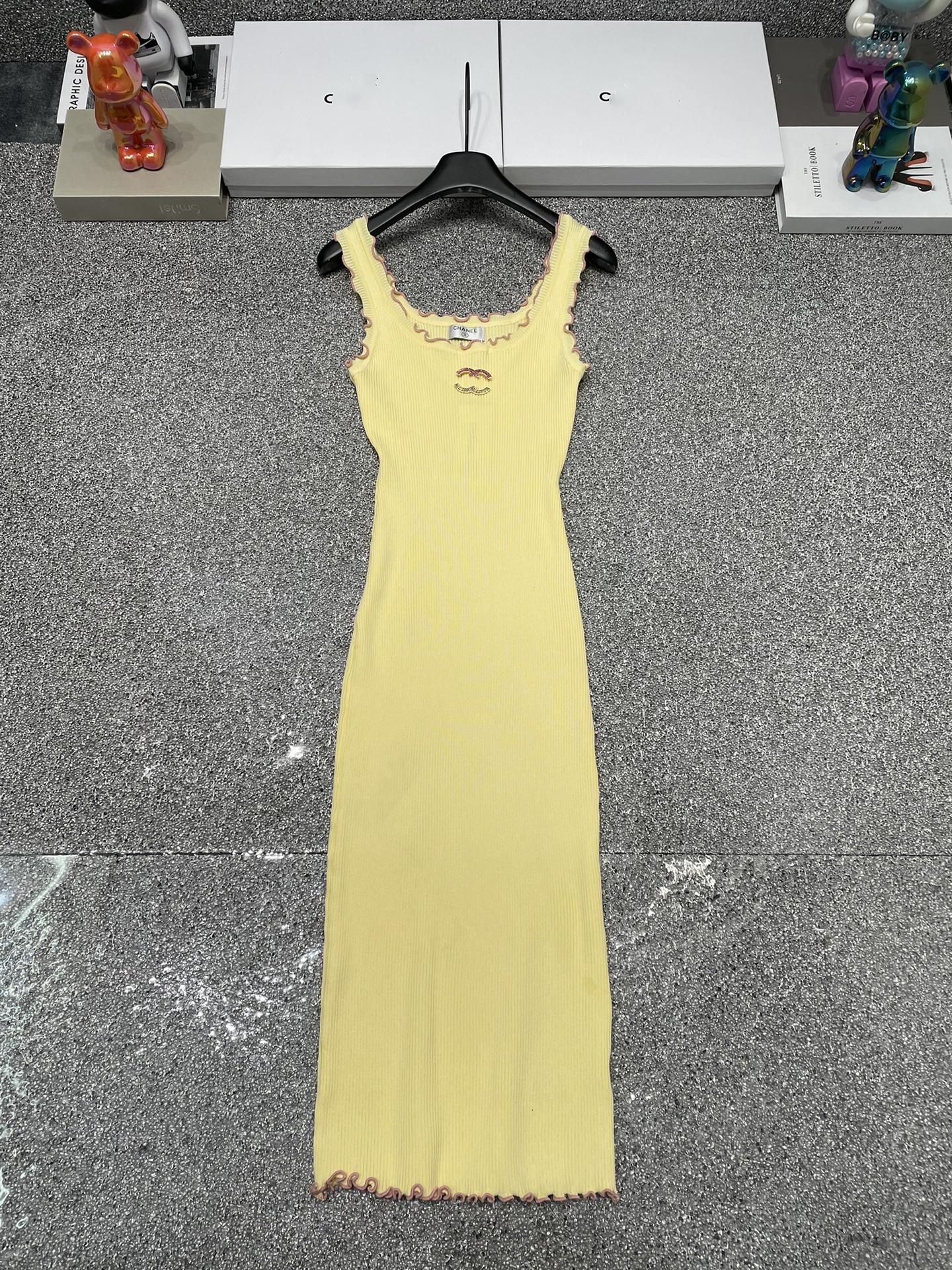Nouvelle robe gilet tricotée ondulée avec broche Spring-Summer 24 Vêtements pour femmes de la mode