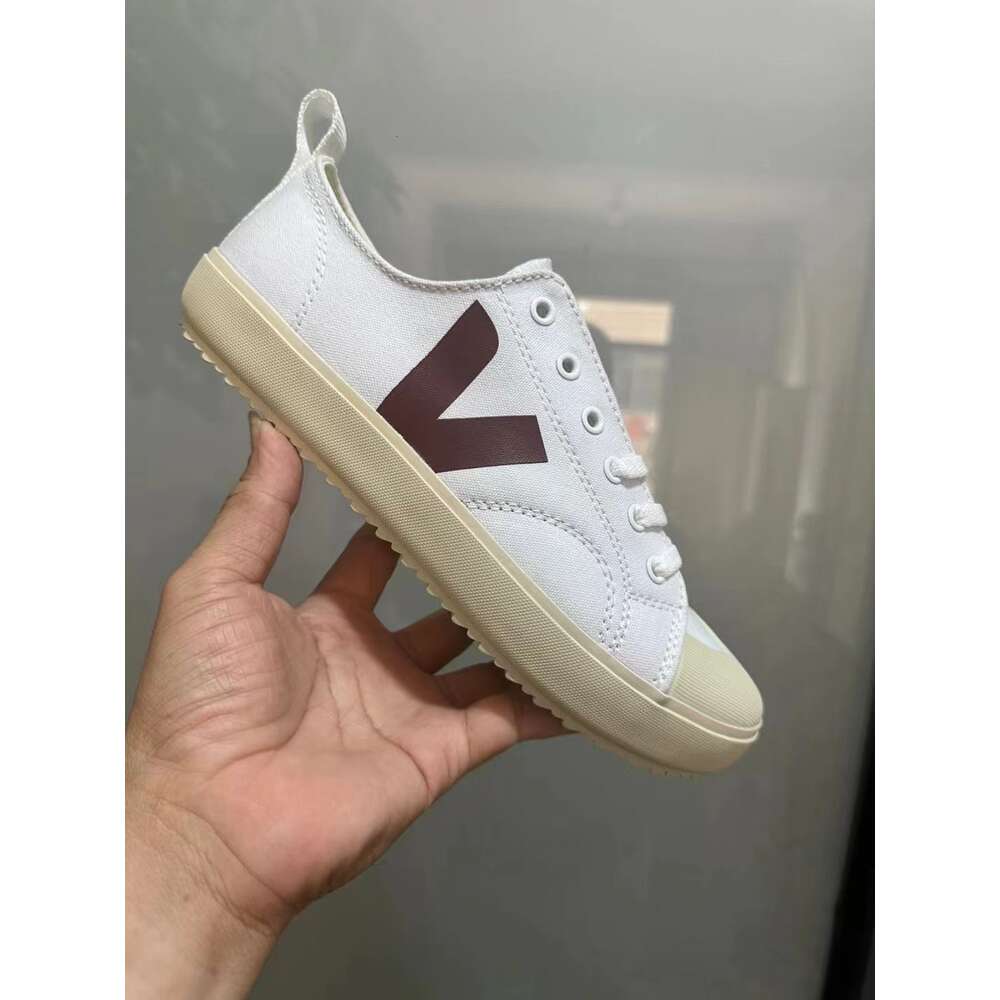 New v low top Spring summer canvas shoes Simple and Comfortable Same Style Couple Shoes for Men and Women Versatile Street Shoes Trendy Shoes