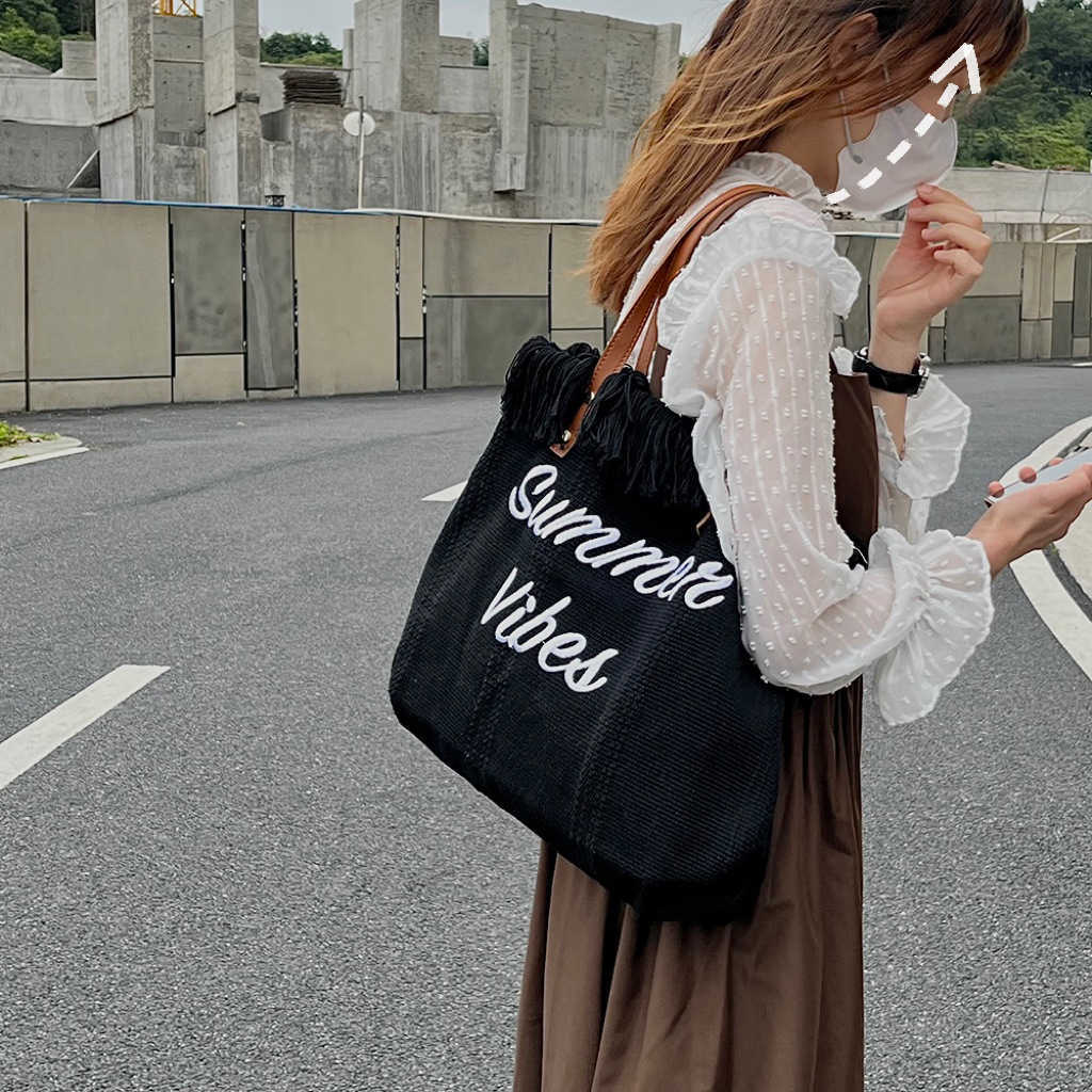 2024 New Korean Ins Embroidered Letter Tassel Canvas Bag with Large Capacity College Students One Shoulder Tote Bag for Women 240408