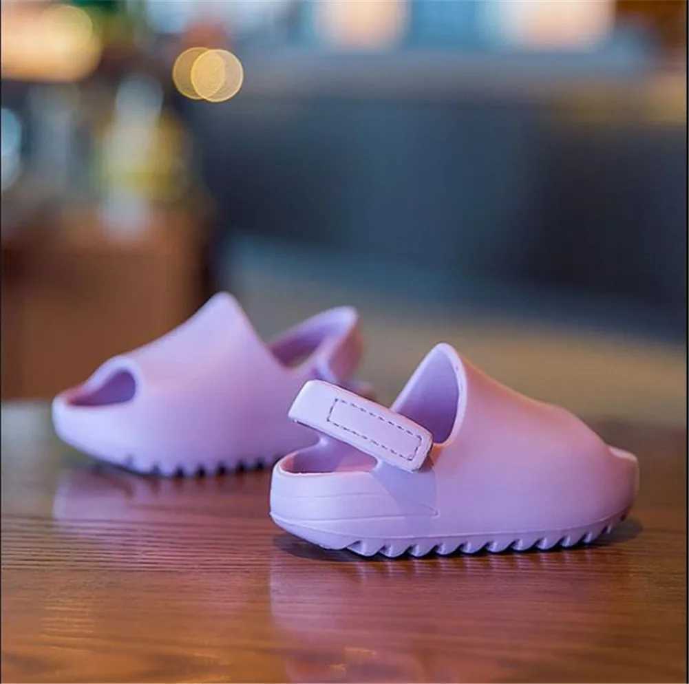 Slipper 2021-08-05 Lioraitiin Été Nouveaux garçons et filles tendance gelées chaussures enfants sandales fashion plage enfants chaussures douces 2448