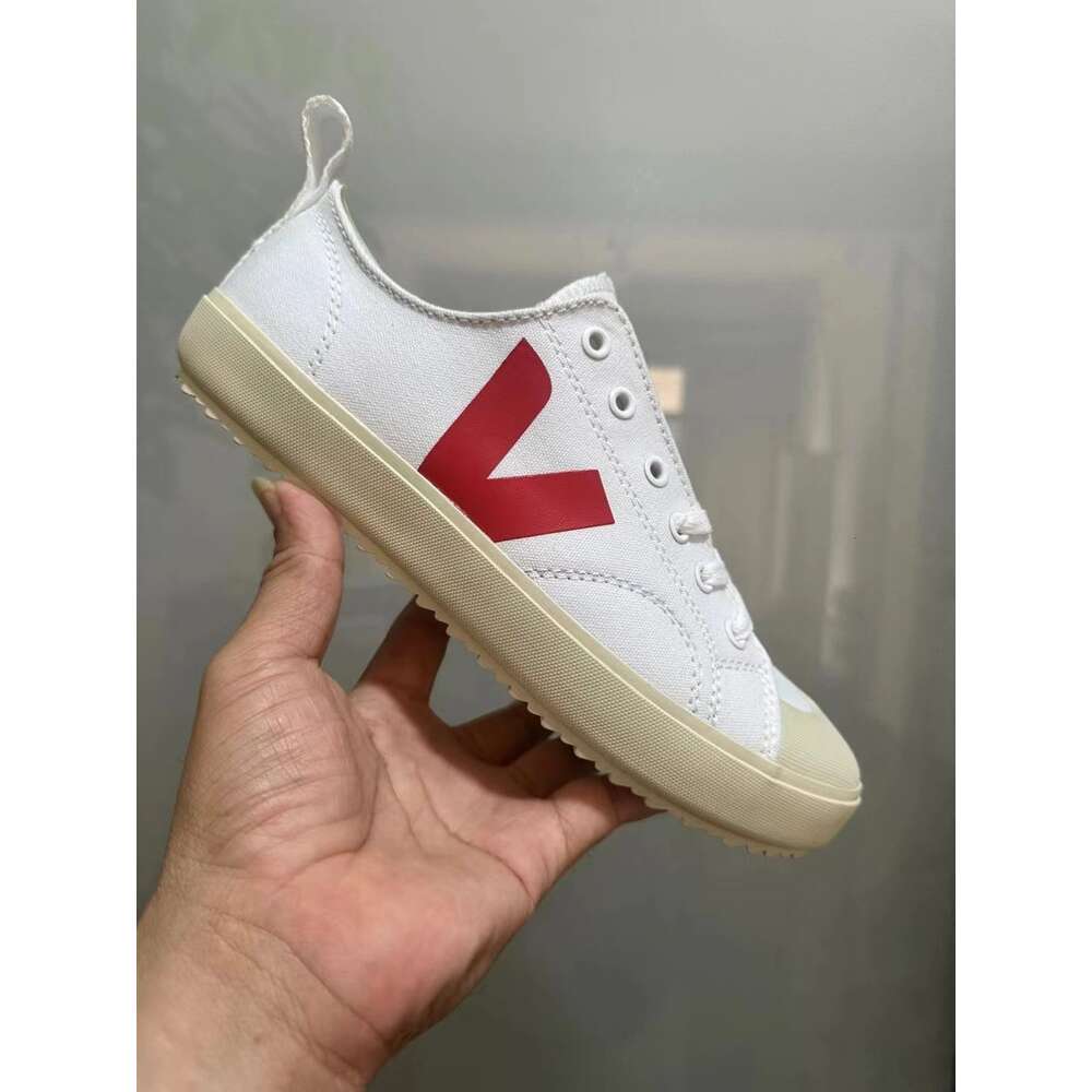 New v low top Spring summer canvas shoes Simple and Comfortable Same Style Couple Shoes for Men and Women Versatile Street Shoes Trendy Shoes