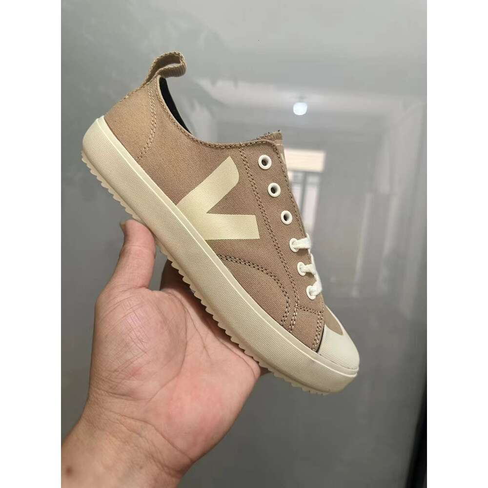 New v low top Spring summer canvas shoes Simple and Comfortable Same Style Couple Shoes for Men and Women Versatile Street Shoes Trendy Shoes
