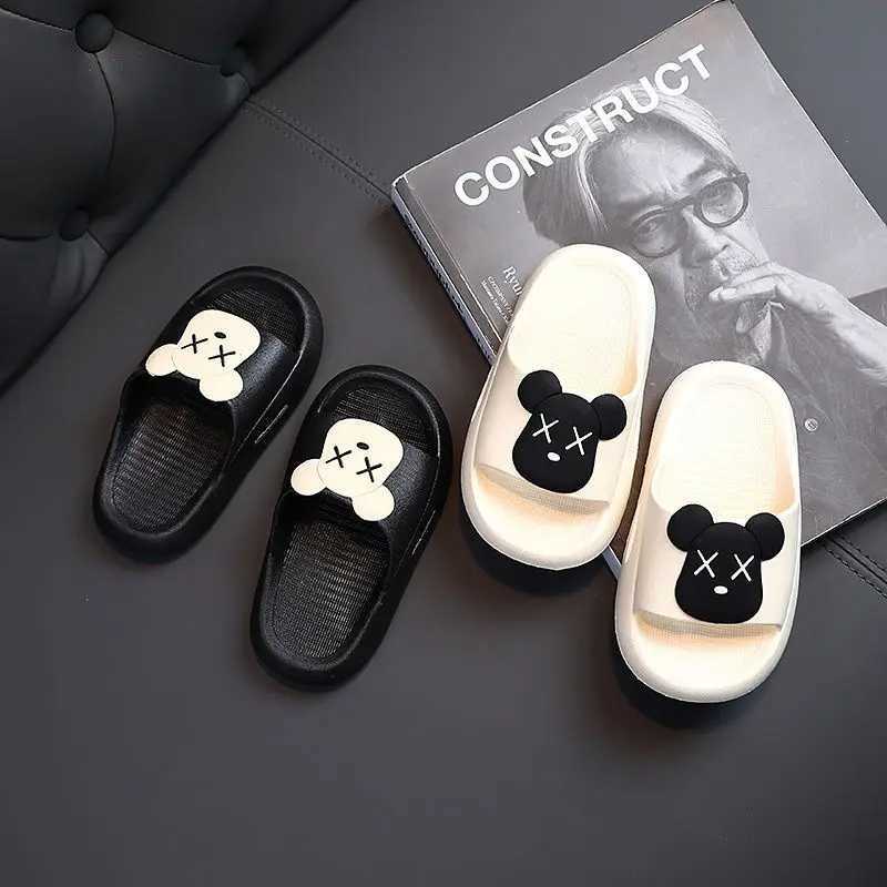 Slipper Ny sommar Baby Boy Girl Slippers Children PVC Cartoon Violent Bear Print Soft Flips Flopps Beachwear Outdoor Non-Slip Kids Shoes 240408