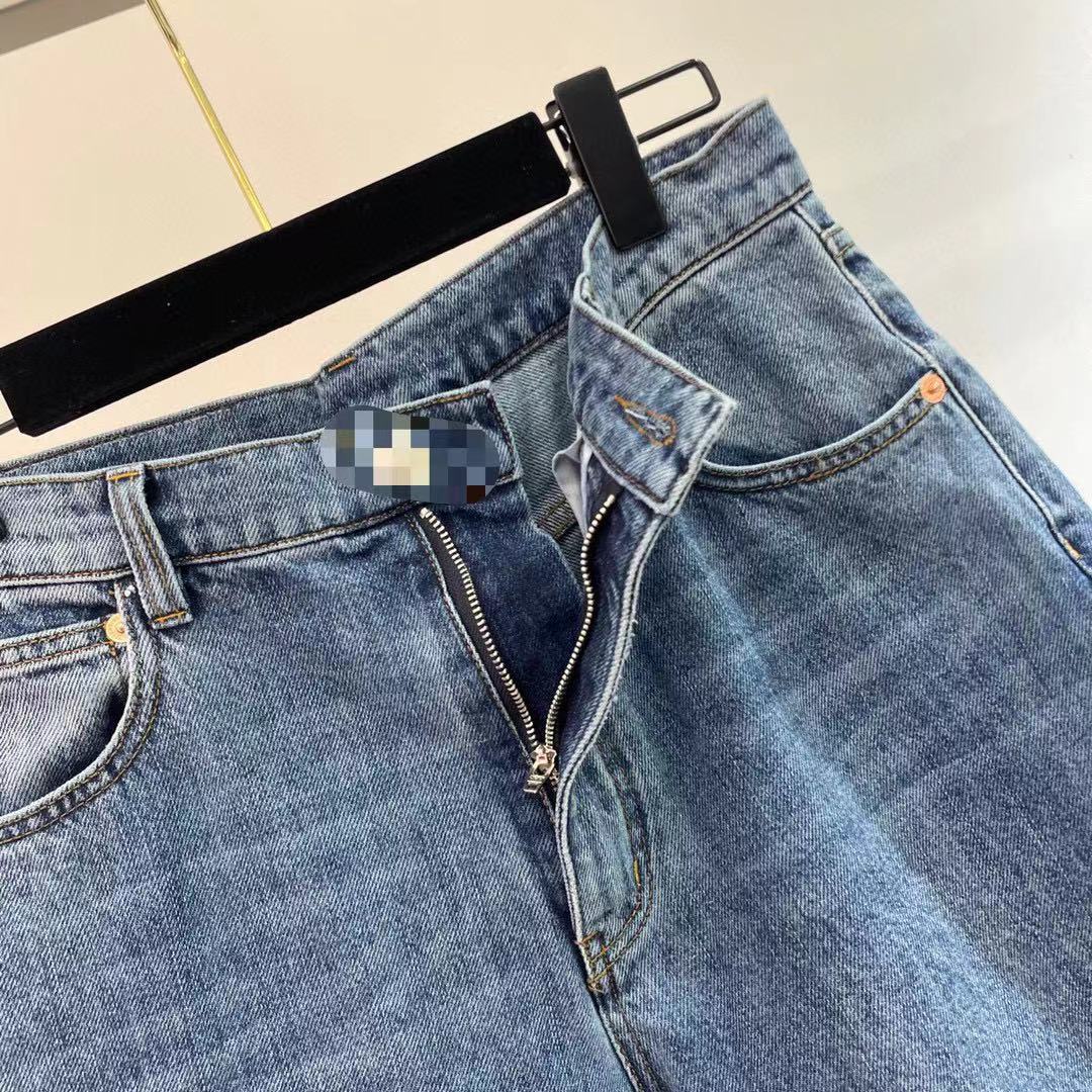 2024 무료 배송 파란색 직선 느슨한 고급 버튼 활주로 Denim 짧은 여자 청바지 디자이너 여성 짧은 바지 4084