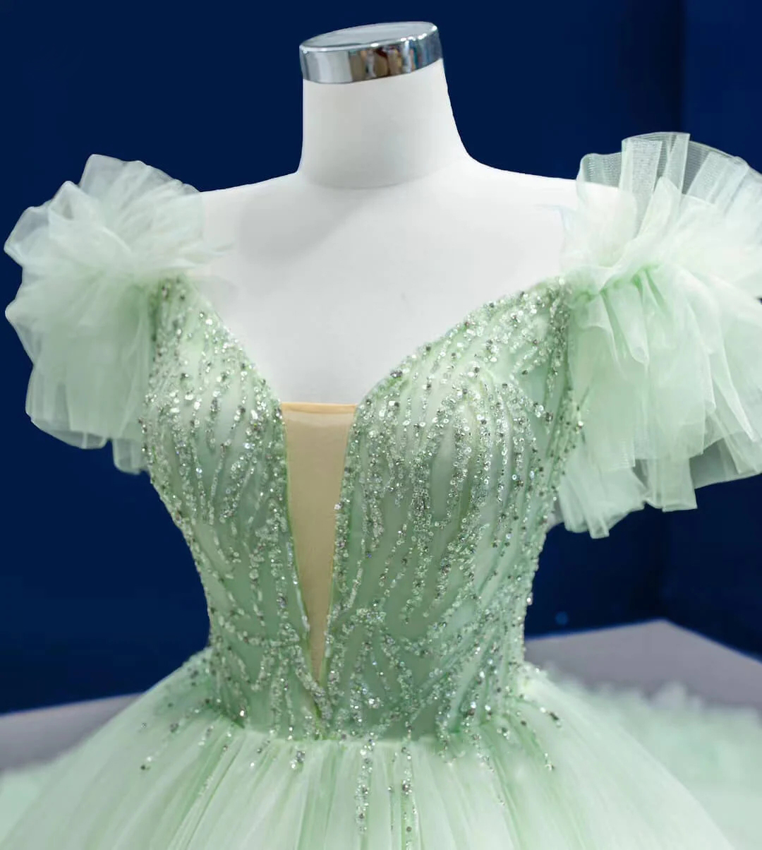 Sage verde tul de tul profundo vestido de pelota de cuello en v quinceanera se viste de las mangas del hombro de las perlas de la fiesta de la noche.