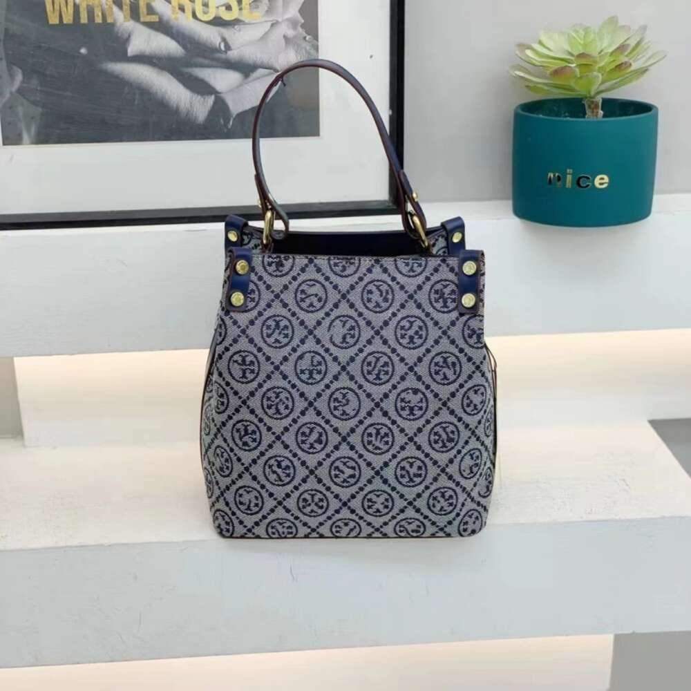 Il designer di borse vende borse da donna con marchio con una borsa alla moda e asceli di sconto al 50% un nuovo secchio di fascia alta con spalla di grande capacità