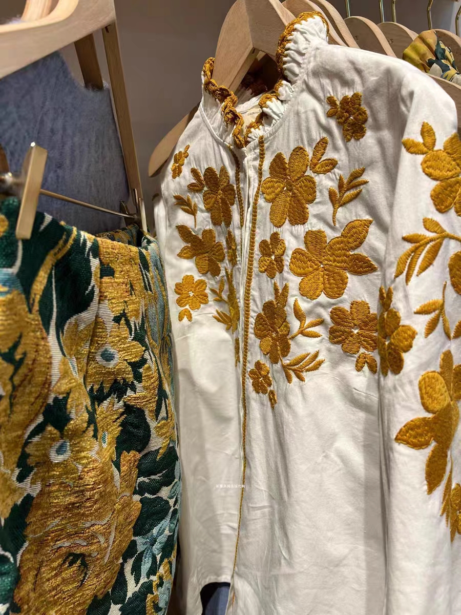 2024 Spring/Summer New Sez Designer Retro Yellow Flower Embroidered Shirt Elegant Petal Standing Neck Top White Women's Lantern Långärmad skjorta