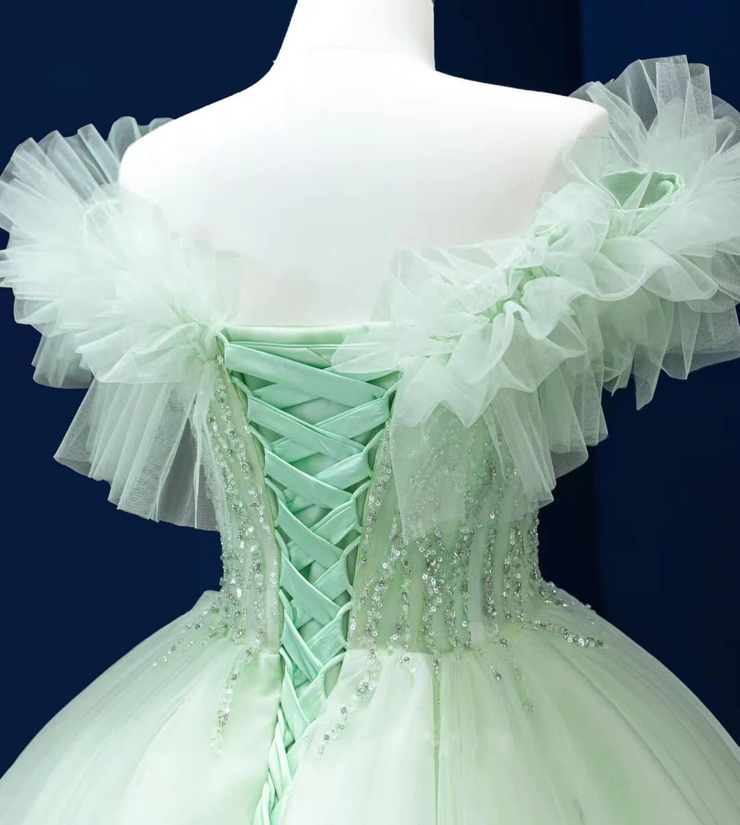 Sage verde tul de tul profundo vestido de pelota de cuello en v quinceanera se viste de las mangas del hombro de las perlas de la fiesta de la noche.